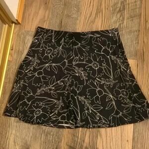 Loft‎ Black and white floral flowy skirt size Large